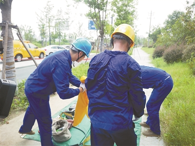 電力工作人員正在脫掉絕緣服裝 電力工作人員正在脫掉絕緣服裝